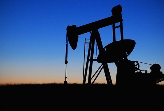 Großes Öl spürt die Hitze und taucht in grüne Energie ein.